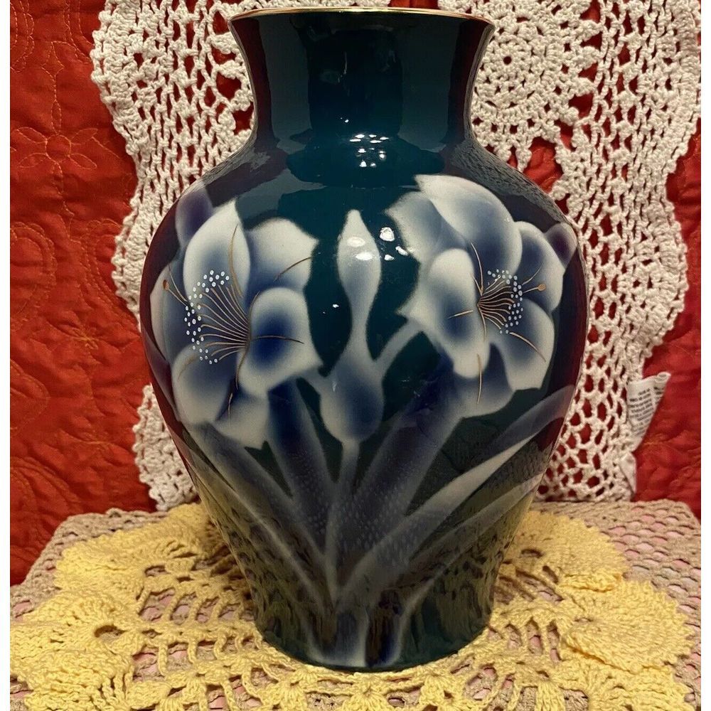 RARE! JAPANESE FUKAGAWA DEEP GREEN VASE WITH HAND PAINTED LILYS‎ IN WHITE & GOLD
